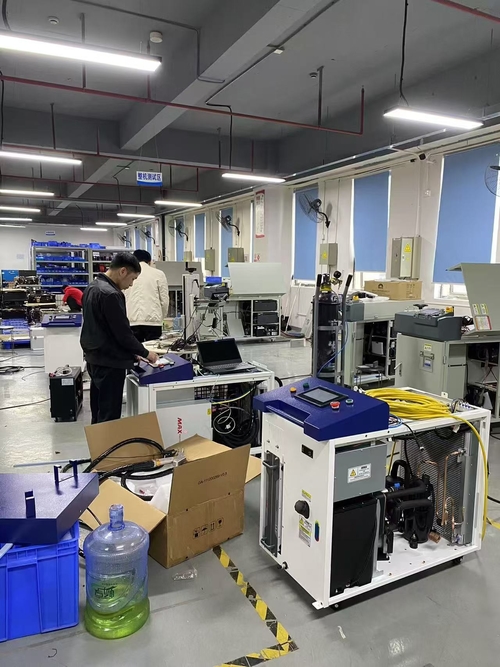 Τελευταίες εταιρικές ειδήσεις για Λέιζερ Shenzhen Hanwei: Τεχνικοί παράγουν μηχανές σύμφωνα με επαγγελματικά πρότυπα
